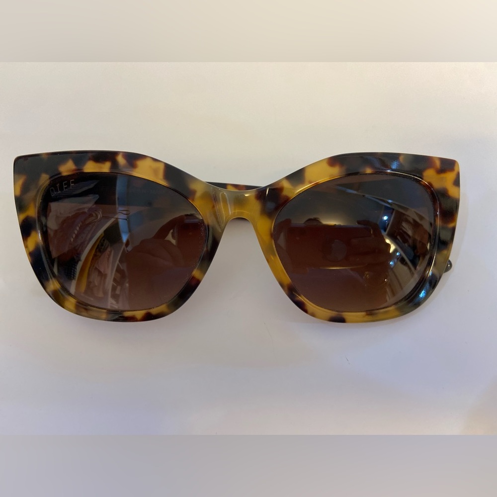 Diff Eyewear Tortoise Wide Frame Cat Eye Sunglass… - image 2